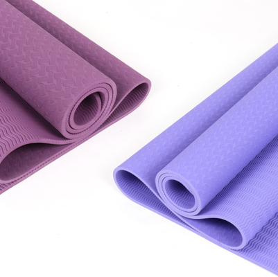 ออกแบบใหม่สีม่วง Custom Tpe Yoga Mat เป็นมิตรกับสิ่งแวดล้อม 183 * 61cm